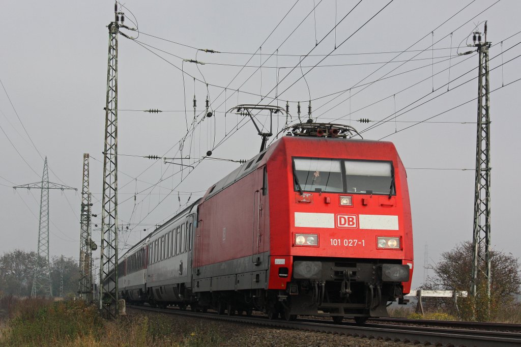 101 027 am 28.10.12 mit einem EC in H�rth-Fischenich.