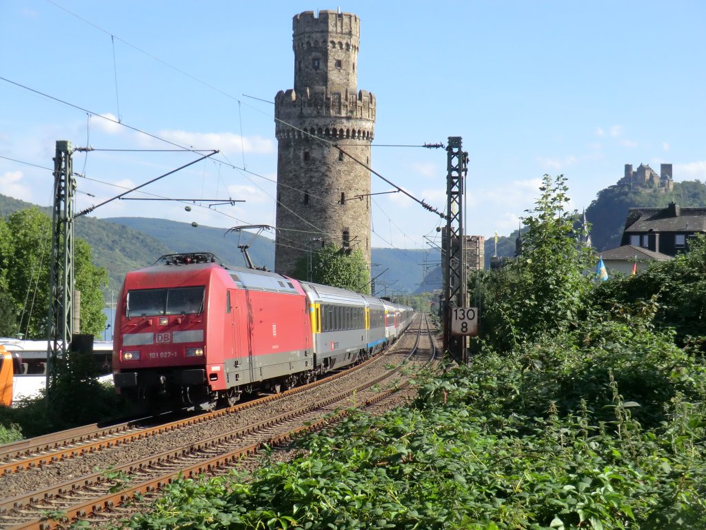 101-027 legt sich am 11.9.10 mit dem EC 100 bei Oberwesel in die Kurve.
