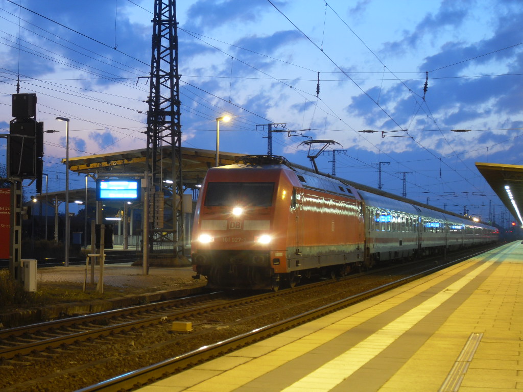 101 027 war am 30.10.2011 am IC 145 in Richtung Berlin unterwegs 16:27 Uhr+35min Versptung ab Stendal.