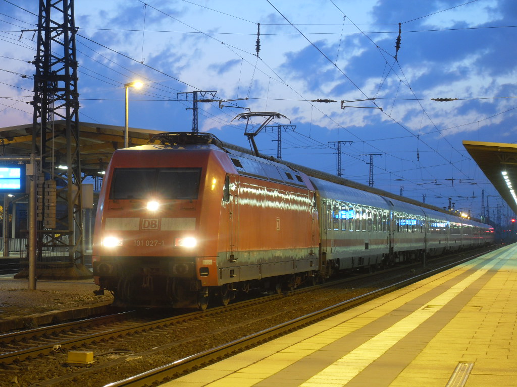101 027 war am 30.10.2011 am IC 145 in Richtung Berlin unterwegs 16:27 Uhr+35min Versp�tung ab Stendal.