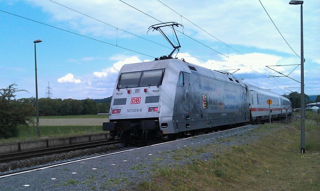 101 028  800 Jahre Anhalt  am 27.05.2012 am IC 2208 in Gundelsdorf. 