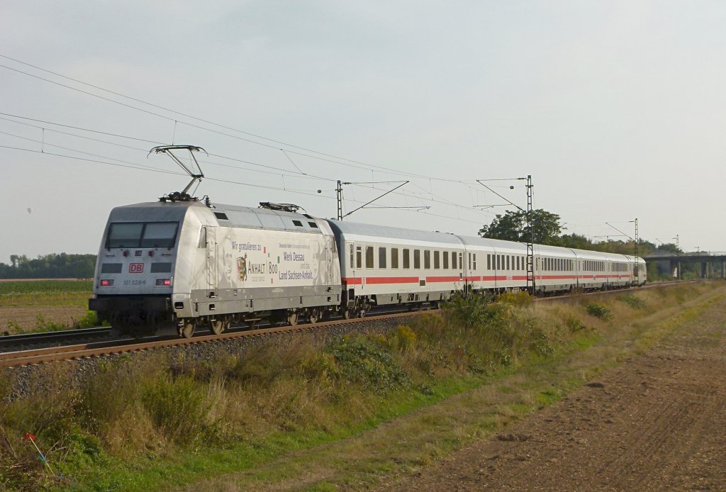 101 028-9 (800 Jahre Anhalt) ist mit dem IC 2373 Stralsund - Karlsruhe am 10.09.2012 in Ltzelsachsen