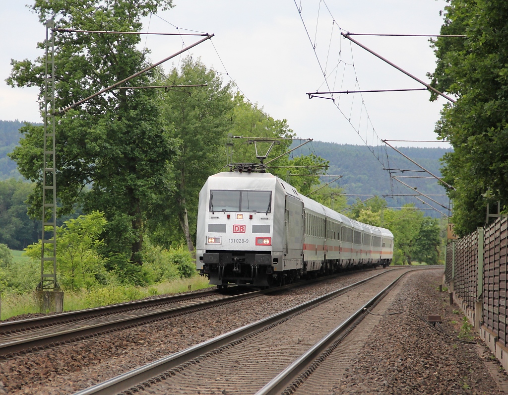 101 028-9  Anhalt 800  mit IC in Fahrtrichtung Eisenach. Aufgenommen am 10.06.2012 in Bosserode.