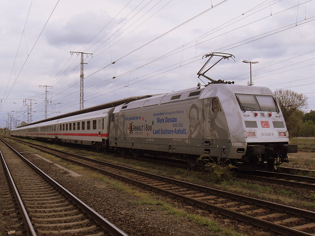 101 028-9  Anhalt 800  schiebt den IC 2239  Warnow  von Warnemnde nach Dresden Hbf, bei der Einfahrt in Stendal. 06.05.2012