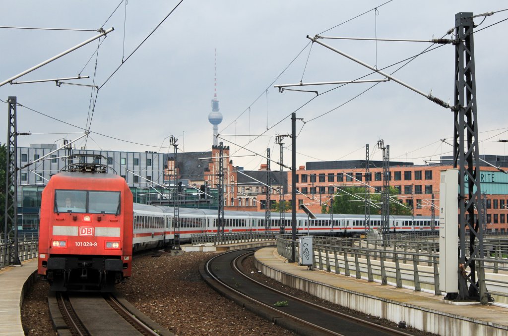 101 028-9 mit dem EC 115 nach Amsterdam bei der Einfahrt in den Berliner HBF. Aufgenommen am 1. Juni 2013.