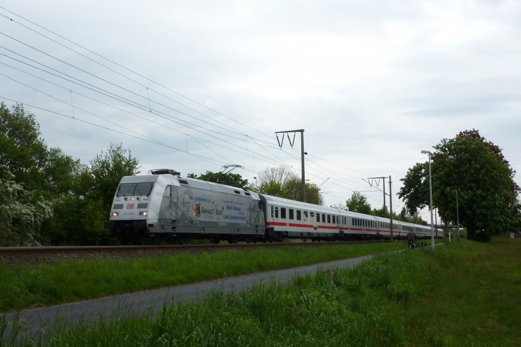 101 028-9 mit dem IC 135 von Luxemburg nach Norddeich Mole fuhr am 18.05.2012 durch Leer.