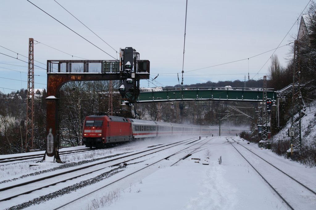 101 028-9 zieht vermutlich IC2023 stark versptet durch Wuppertal-Zoologischer Garten. 21.12.2009