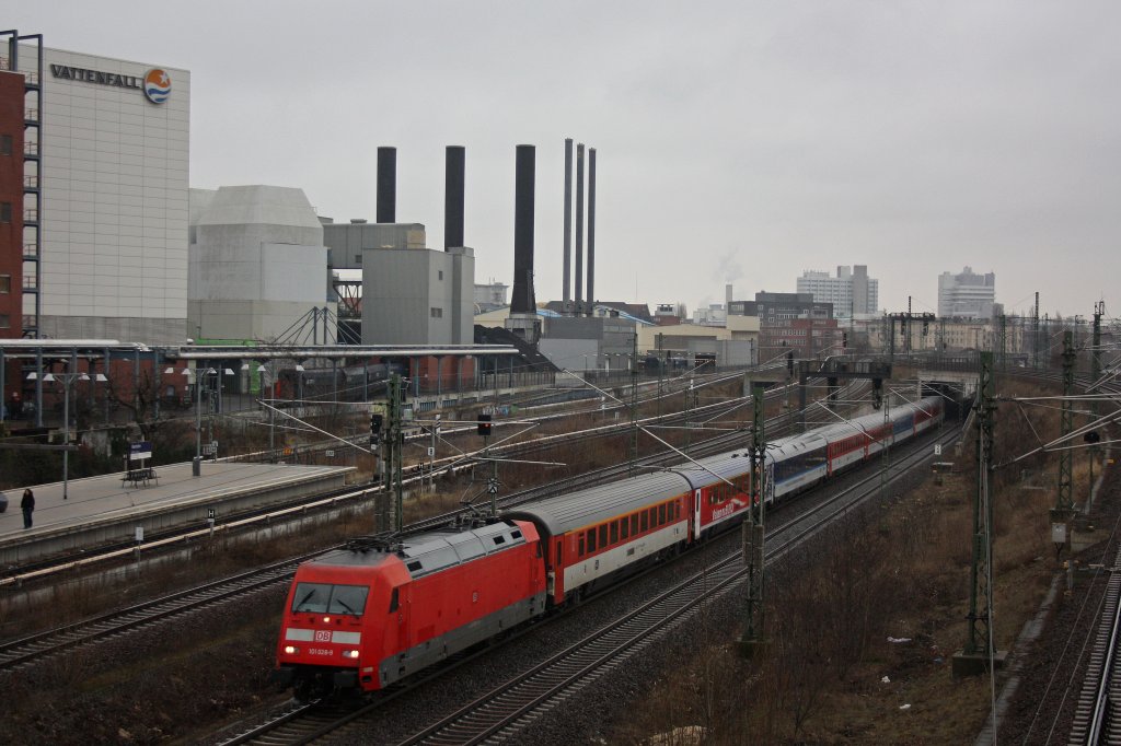 101 028 am 4.1.12 frisch nach der Entklebung mit einem EC in Berlin-Westhafen.