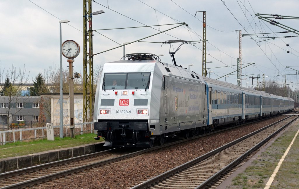 101 028 befrderte am 31.03.12 den EC 171 durch Radebeul-Naundorf Richtung Dresden.