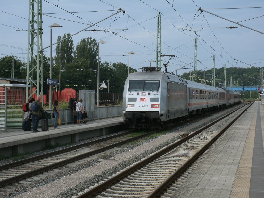 101 028 und der CNL1250 Binz-Zrich,am 28.Juli 2012,bei der Einfahrt in Bergen/Rgen.