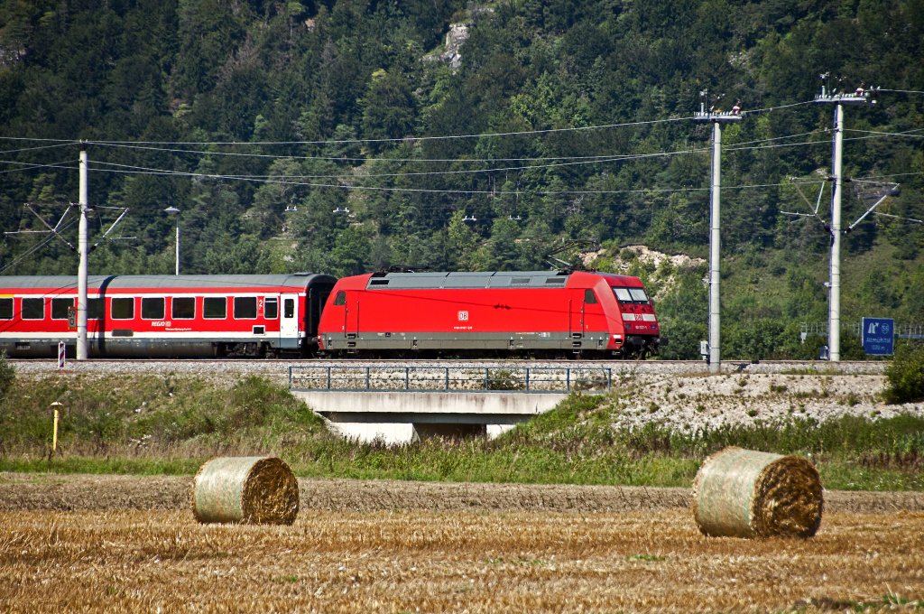 101 028 mit RE nach Nrnberg Hbf,  am 21.08.2010 bei der Einfahrt in den Bahnhof Kinding Altmhltal.