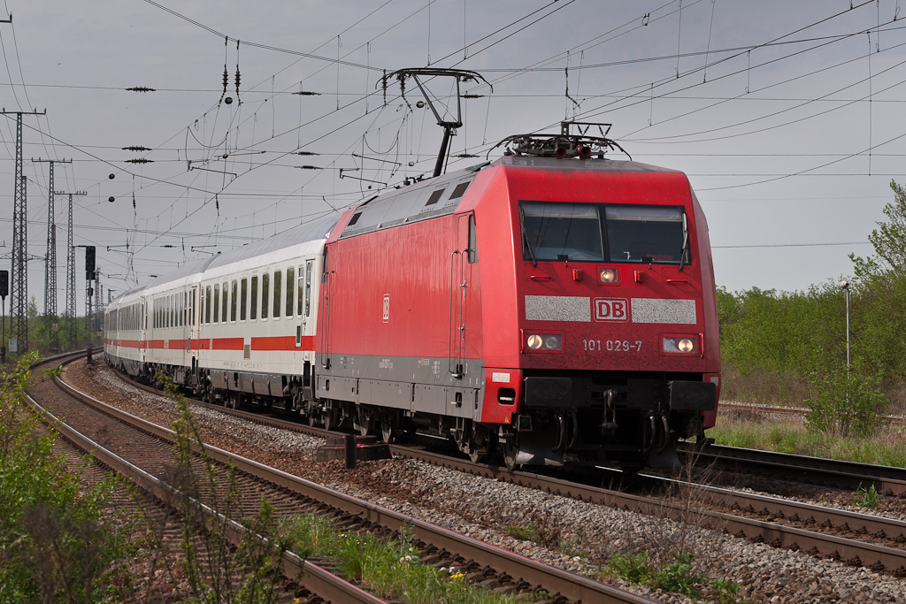 101 029-7 bringt einen IC aus Richtung Weienfels nach Grokorbetha (am 30.04.12).
