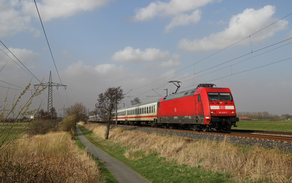 101 029-7 fuhr am 18.04.2013 mit dem IC 2332 von Norddeich Mole nach Kln, hier sdlich von Leer.