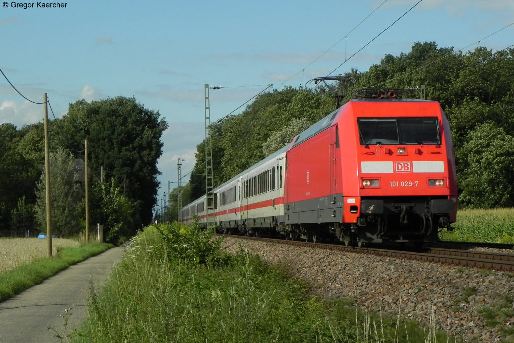101 029-7 mit dem IC 2360 (Stuttgart-Bruchsal-Karlsruhe) zwischen Weingarten und Karlsruhe-Durlach. Aufgenommen am 14.07.2011. Es war wohl eine Ersatzgarnitur, die an diesem Tag zum Einsatz kam, denn die Reihung des Zuges ist etwas ungewhnlich: 101, 7x Apmz (1. Klasse-Groraumwagen), Bpmbdzf (IC-Steuerwagen).