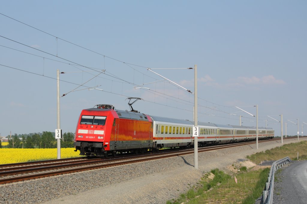 101 029-7 mit IC 2032 von Dresden nach Bremen auf der Neubaustrecke zwischen Bhla und Weiig. Der nchste Halt des Zuges ist Riesa. Fotografiert am 30.04.2011. 