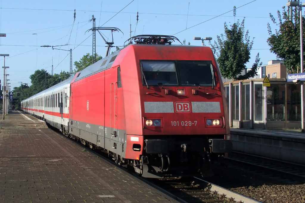 101 029-7 mit IC 2333 nach Nordeich Mole bei der Ausfahrt aus Recklinghausen 1.9.2012