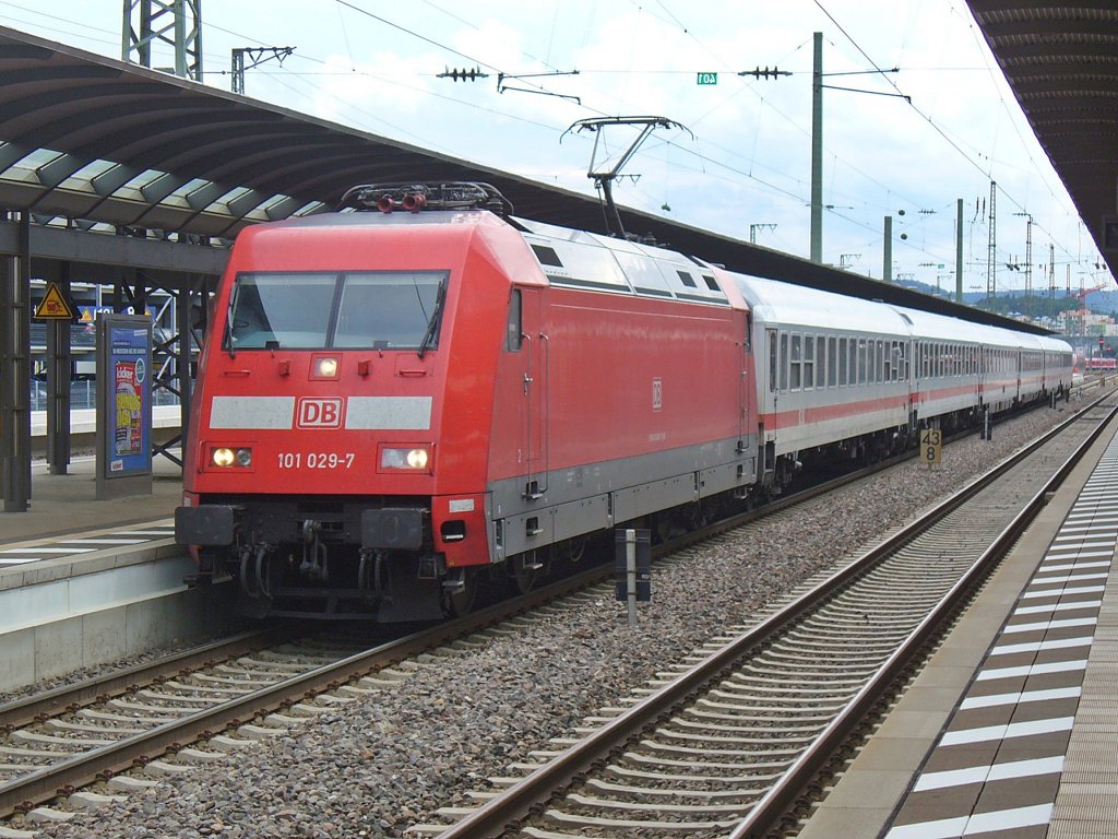101 029-7 steht mit dem ICc 2357 Saarbrcken - Frankfurt (Main) am 12.08.2011 in Kaiserslautern Hbf