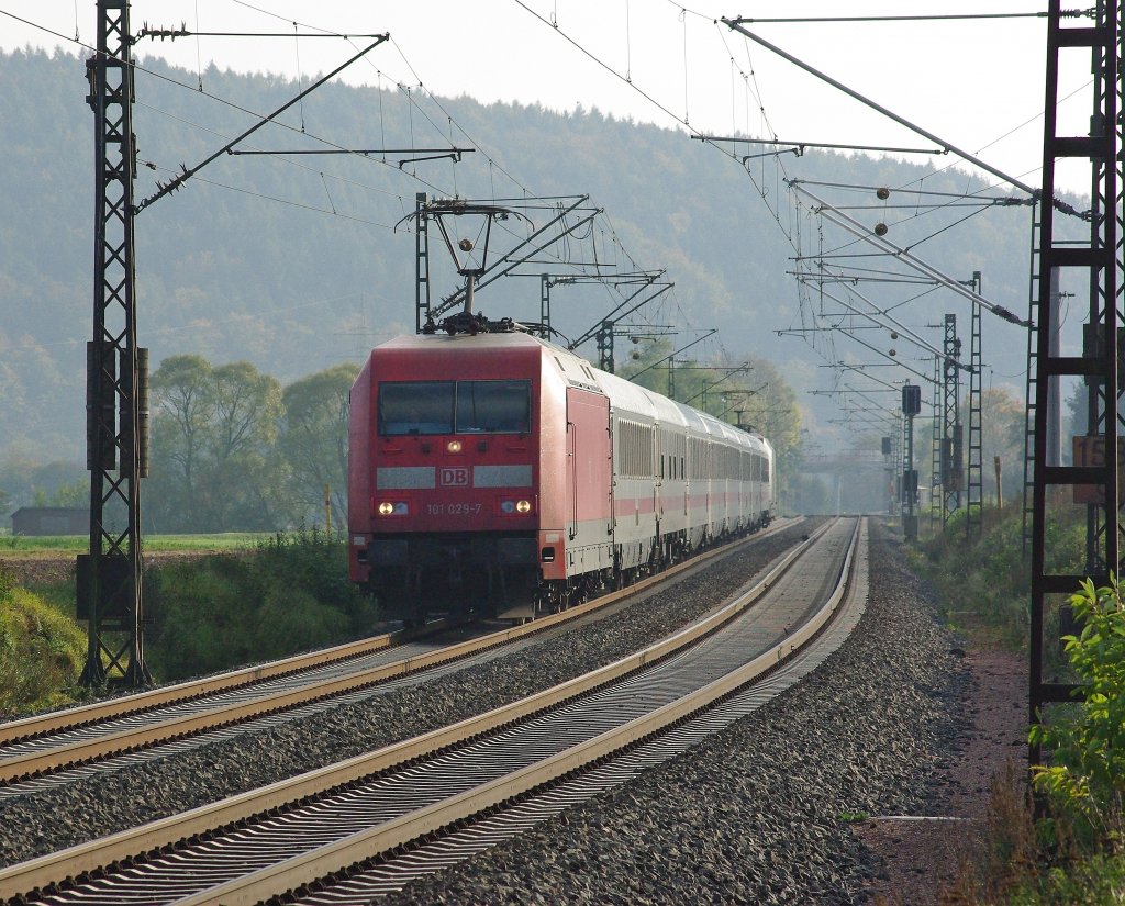 101 029-7 ist Zuglok eines gesandwichten ICs in Fahrtrichtung Bebra auf der langen Geraden vor der langen Kurve zwischen Friedlos und Mecklar. Aufgenommen am 17.10.2010.