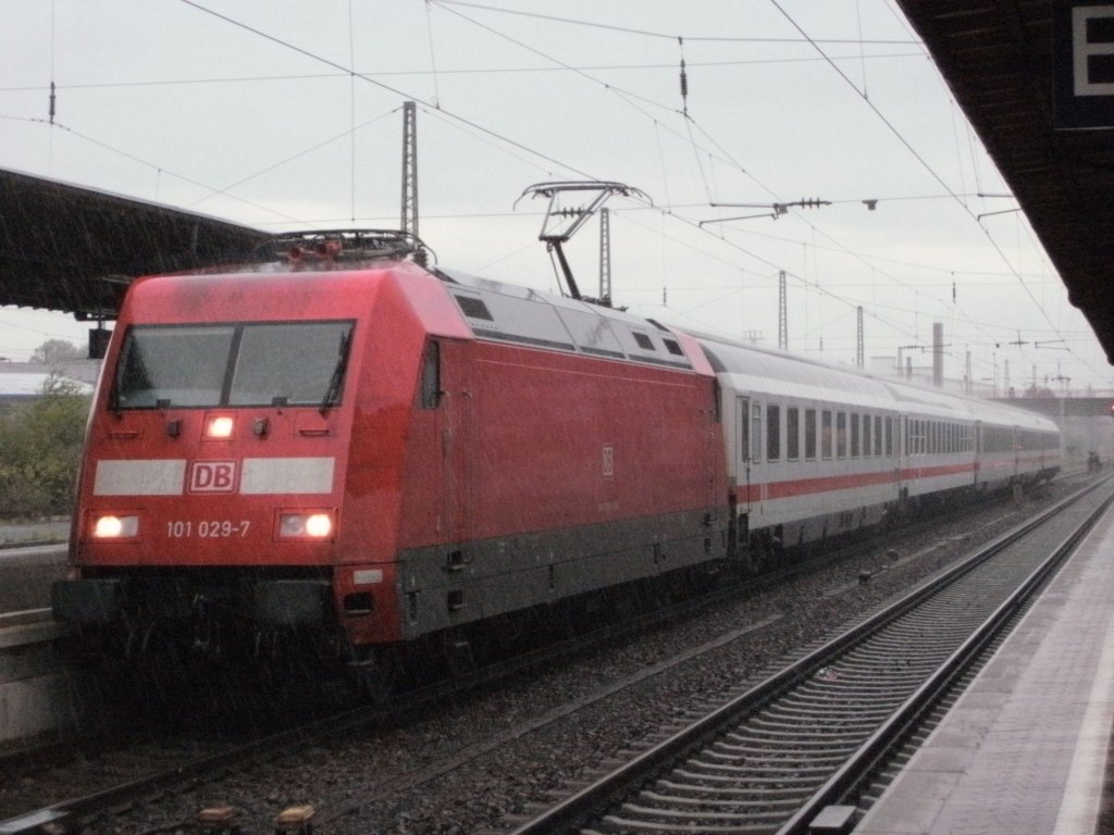 101-029 am 2.5.10 mit IC 2256 bei starkem Regen in Homburg.