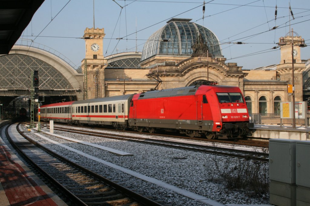 101 029 hat den Vindebonaexpress nach Dresden gebracht.Von hier weg wird der Zug mit einer CD BR371 bespannt.Dresden(Hbf.)28.01.2011.