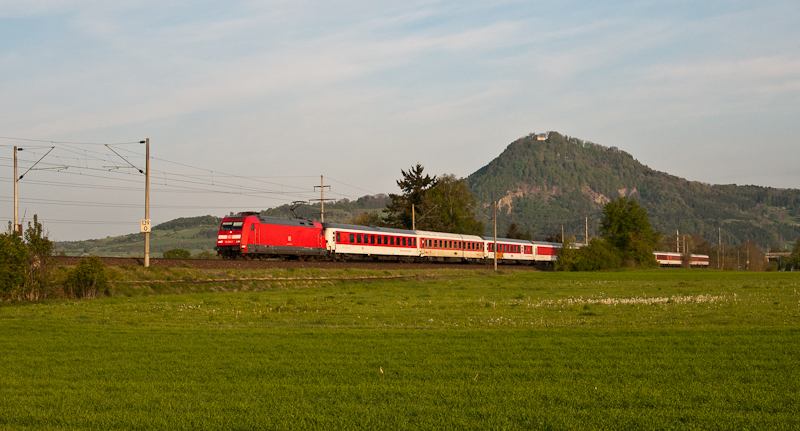 101 029 mit dem umgeleiteten CNL 489 (Hamburg-Altona - Zrich HB) am 23. April 2011 bei Welschingen.
