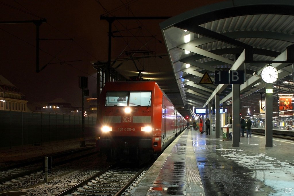 101 030-5 steht mit dem IC 2354 nach Dortmund am 19.12.2009 in Erfurt Hbf.