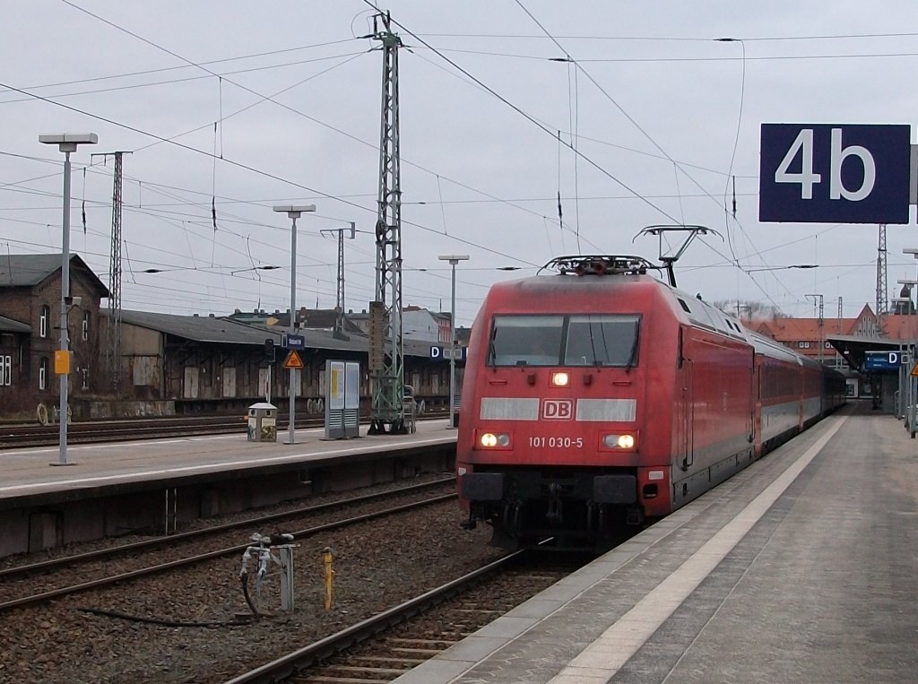 101 030 mit dem EC 379 Stralsund-Brno am 18.Januar 2011 in Stralsund.