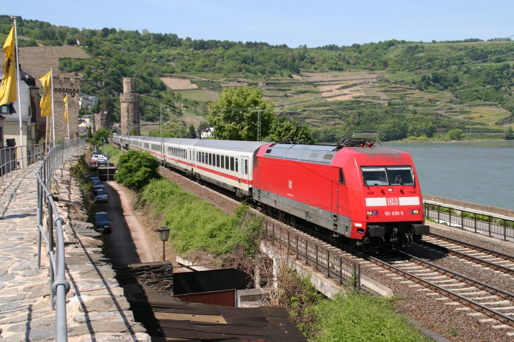 101 030 mit einem IC bei Oberwesel. 