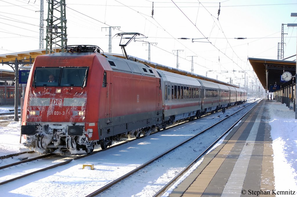 101 031-3 mit dem seid Fahrplanwechsel Samstags verkehrenden IC 2388 nach Berlin Sdkreuz. Dieser IC kam mit ca. 30min Versptung in Stendal an. 18.12.2010