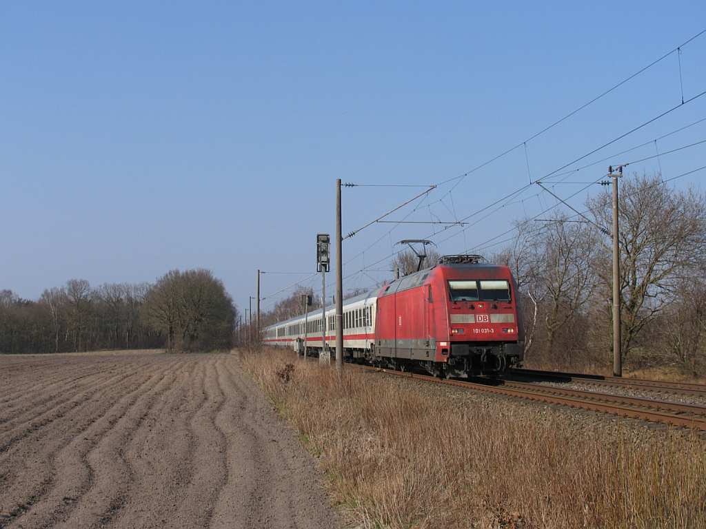 101 031-3 mit IC 130 Nordeich Mole-Koblenz Hauptbahnhof bei Devermhlen (B 296.6) am 23-3-2012.

