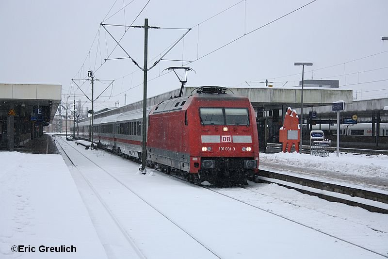 101 031 im dichten Schneegestber in Hannover HBF mit dem IC144.