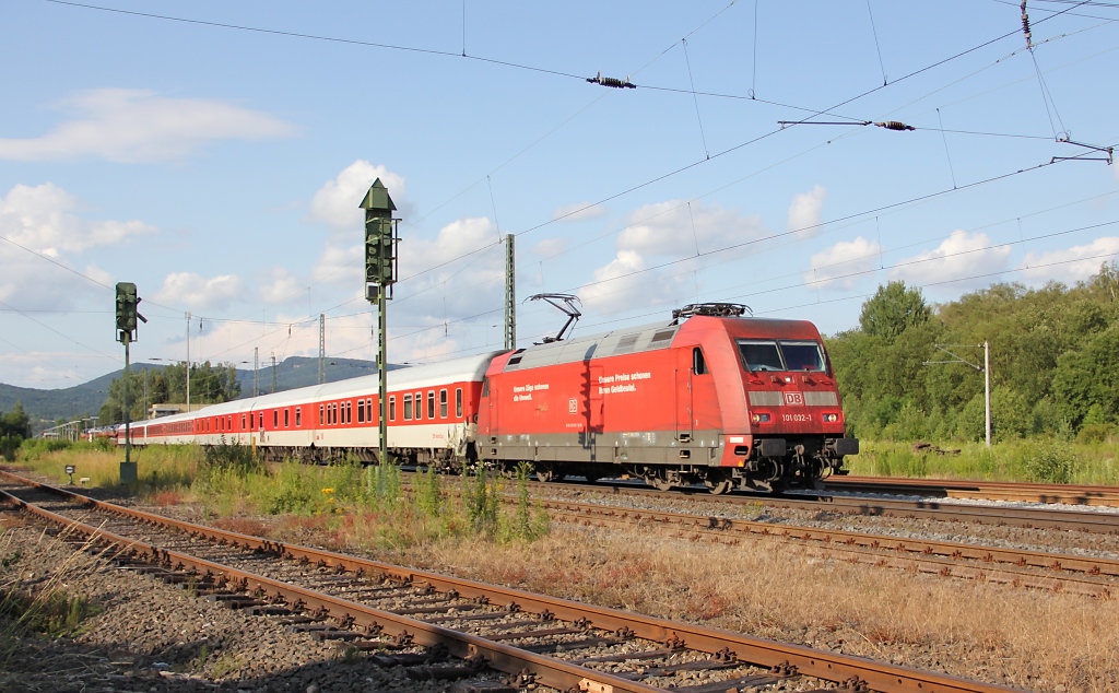101 032-1 mit einem AZ in Richtung Sden. Aufgenommen am Abend des 01.07.2011 in Eschwege West.