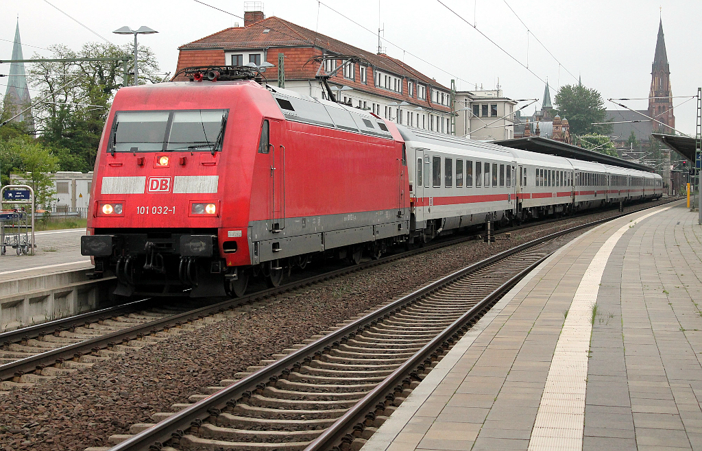 101 032-1 mit IC 2288 von Hamburg Hbf nach Stralsund Hbf in Schwerin Hbf am 19.05.2013