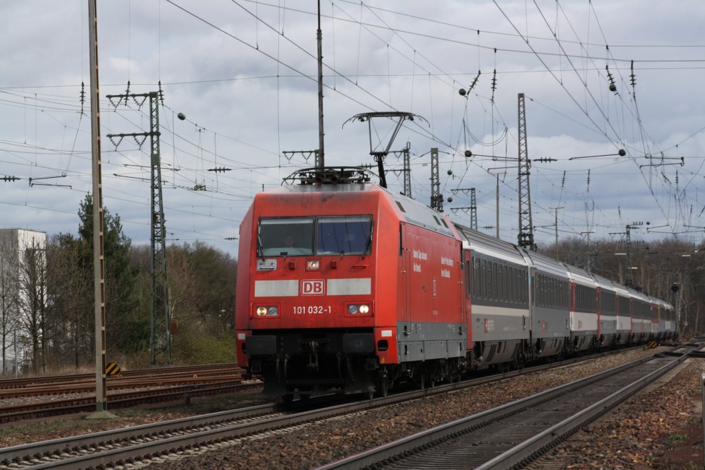 101 032-1 zieht Ihren EC nach Chur gerade durch das Gleisvorfeld des Bahnhofs Rastatt.April 2010