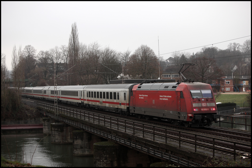 101 032 (9180 6101 032-1 D-DB) schiebt einen IC ber den Harkortsee in Richtung Hamburg. (22.01.2011)