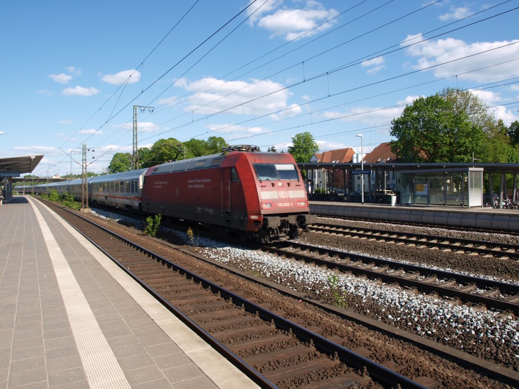 101 032 eilt am 01.05.2011 mit IC 2029 (Hamburg-Altona - Nrnberg Hbf) in Richtung Bremen durch den Bahnhof Rotenburg (Wmme).