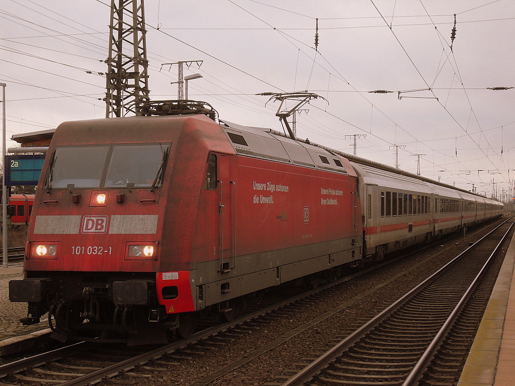 101 032 war am 26.12.2011 am IC 143 in Richtung Berlin unterwegs um 14:26Uhr in Stendal.