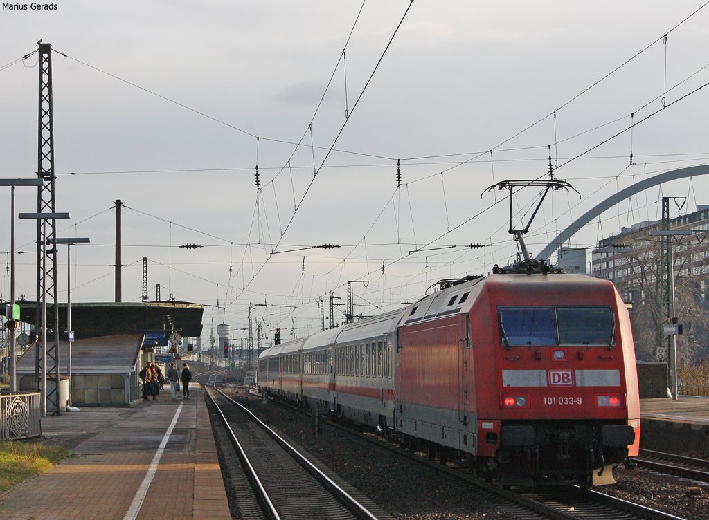 101 033-9 mit einem IC Richtung Dsseldorf bei der Durchfahrt in Kln Messe/Deutz 27.12.09