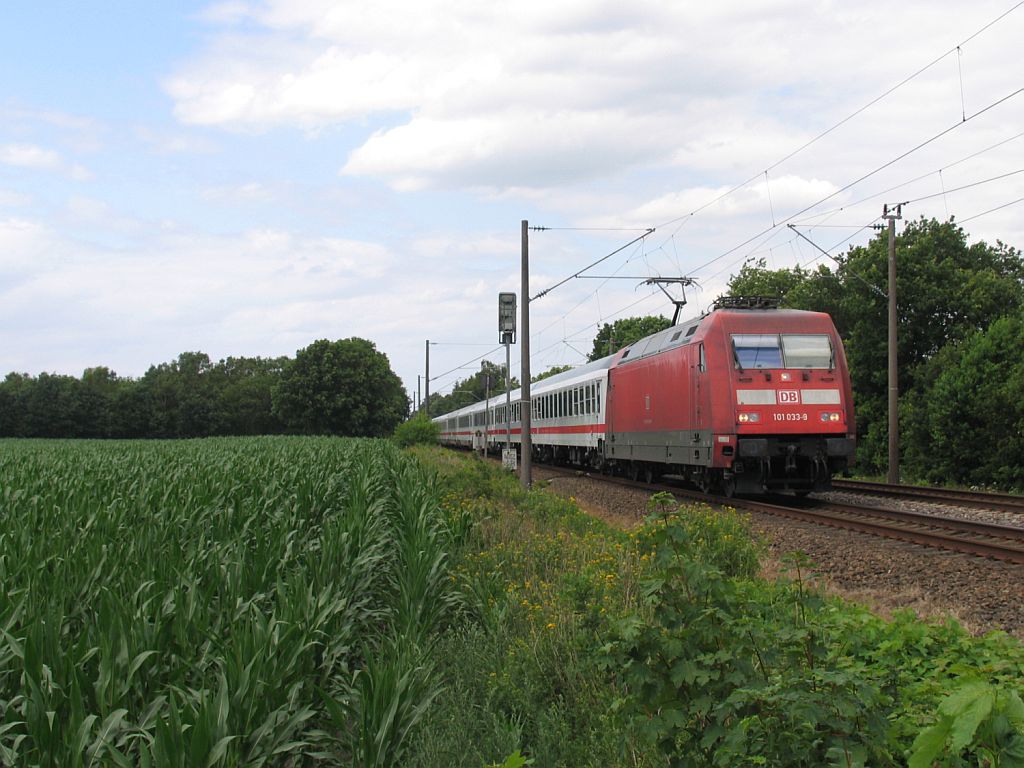 101 033-9 mit IC330 Nordeich Mole-Luxembourg bei Deverm�hlen am 16-7-2010.