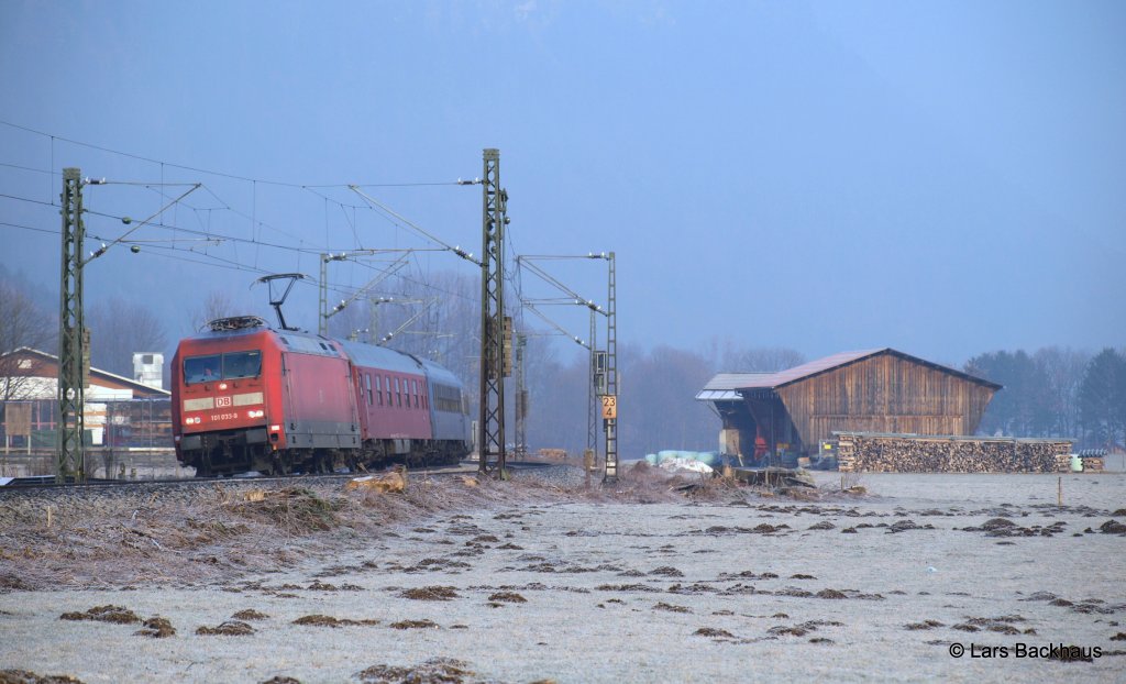 101 033-9 passiert am 05.03.11 mit einem Turnuszug eine Scheune bei Niederaudorf auf dem Weg Richtung Innsbruck.