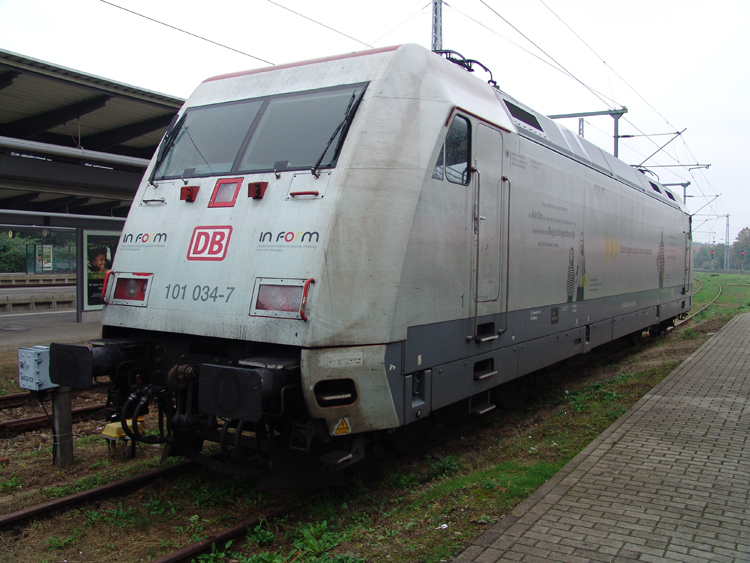 101 034-7 abgestellt im Rostocker Hbf.(26.09.10)