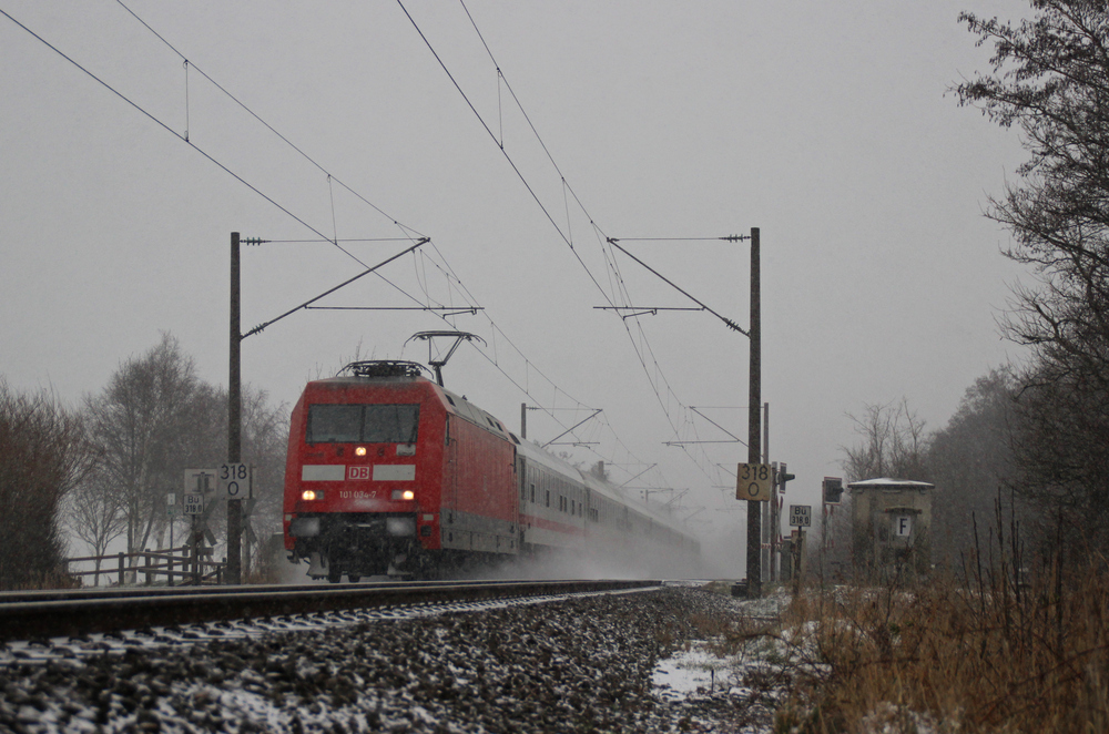 101 034-7 fuhr am 18.01.2013 mit dem IC 132 von Norddeich Mole nach Luxemburg, hier sdlich von Leer.