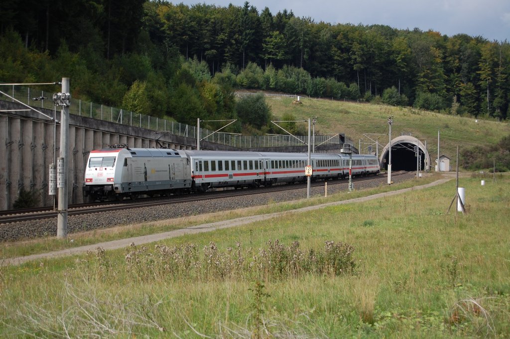 101 034-7  In Form  mit dem IC 2359 Kln Hbf - Stralsund, kurz hinter dem Eggetunnel bei Willebadessen, 12.09.2010.