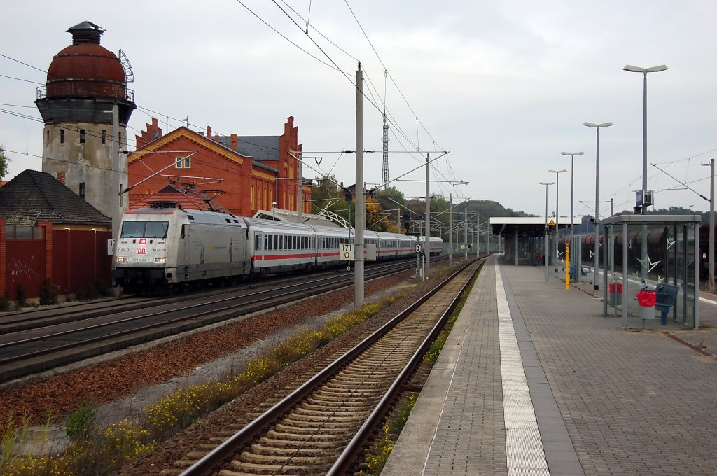 101 034-7  In Form  mit dem IC 144 nach Schiphol (Airport) in Rathenow. 14.10.2010