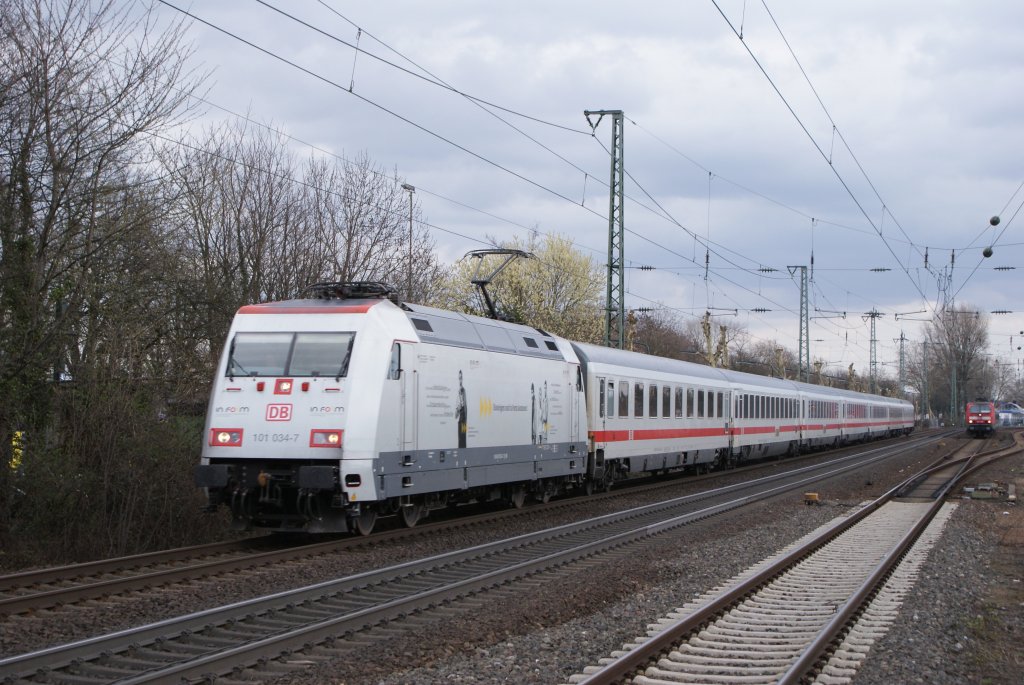 101 034-7  inForm  mit dem IC 335 nach Luxembourg in Dsseldorf Oberbilk am 28.03.2010 um 13:23 Uhr