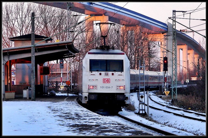 101 034-7 -inform- schiebt den IC2376 (nach Binz) durch den Bhf Stralsund Rgendamm. am 14.02.09 