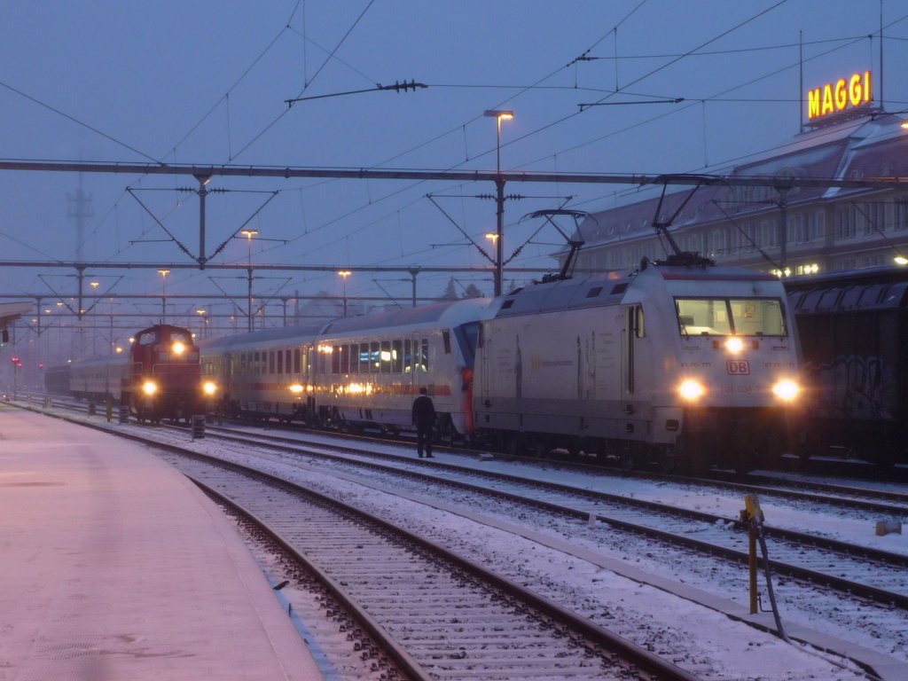 101 034-7  InForm  wird fr den bevorstehenden nchtlichen Gtereinsatz fr DB Schenker von Lr 78320 aus Konstanz in Singen(Htw) getrennt. 29.01.10