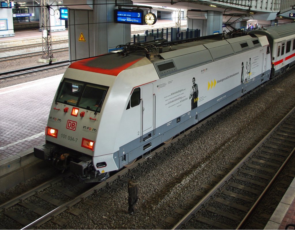 101 034-7 mit IC 2374 Karslruhe Hbf - Hamburg Altona am 05.04.2010 beim Halt in Kassel Wilhelmshhe.