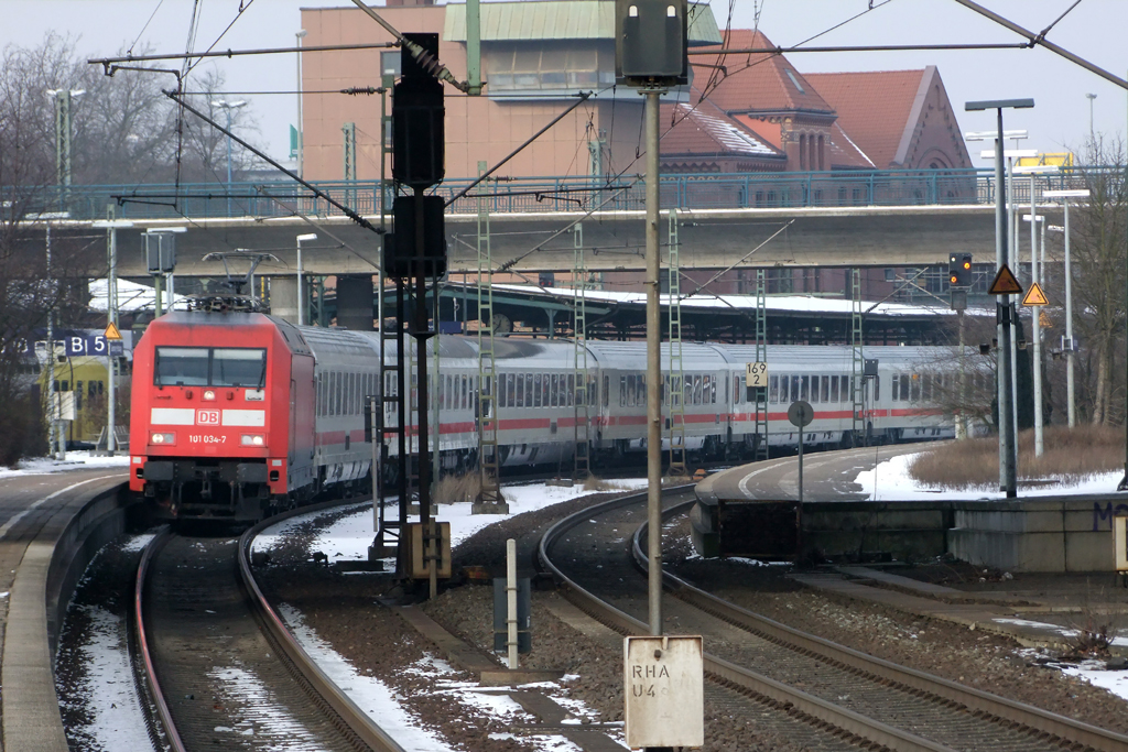 101 034-7 mit IC in Hamburg-Harburg 26.1.2013