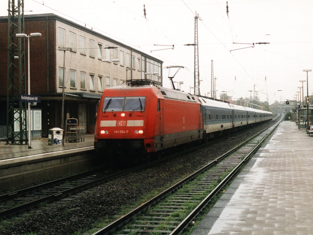 101 034-7 mit IR 2219 Bergstrasse Nordeich Mole-Karlsruhe auf Recklingshausen Hauptbahnhof am 28-10-2000. Bild und scan: Date Jan de Vries.